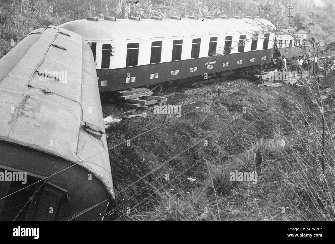 Zugunfall Poerwakarta Freitagnachmittag, 22. Oktober 1948 der Schnellzug Batavia-Bandoeng in 16,50 Stunden zwei Kilometer südlich von Poerwakarta bei Bengoal entgleiste, weil die Schienen von einer Bande von Terroristen über eine Distanz von 20 Metern gebrochen worden waren. Unmittelbar nach der Entgleisung wurde der Zug von schätzungsweise 50 Mann, die mit automatischen Waffen und Gewehren besetzt waren, unter Beschuss genommen, wobei acht Menschen getötet und 23 verwundet wurden. Da eine beträchtliche Anzahl von Soldaten mit dem Zug unterwegs war, konnte das Feuer der Bande fast sofort beantwortet werden. Das verhinderte Schlimmeres. Übersicht über die Stockfoto