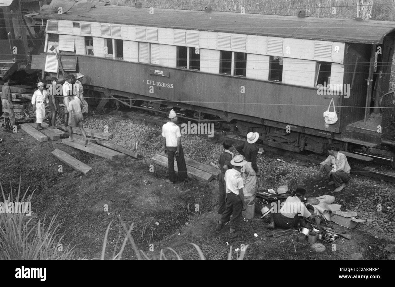 Zugunfall Poerwakarta Freitagnachmittag, 22. Ockober 1948 ist der Schnellzug Batavia-Bandoeng in 16,50 Stunden zwei Kilometer südlich von Poerwakarta, in der Nähe von Bengoal, entgleist, weil die Schienen von einer Bande von Terroristen über eine Distanz von 20 Metern gebrochen wurden. Unmittelbar nach der Entgleisung wurde der Zug von schätzungsweise 50 Mann, die mit automatischen Waffen und Gewehren besetzt waren, unter Beschuss genommen, wobei acht Menschen getötet und 23 verwundet wurden. Da eine beträchtliche Anzahl von Soldaten mit dem Zug unterwegs war, konnte das Feuer der Bande fast sofort beantwortet werden. Das verhinderte Schlimmeres. Übersicht o Stockfoto