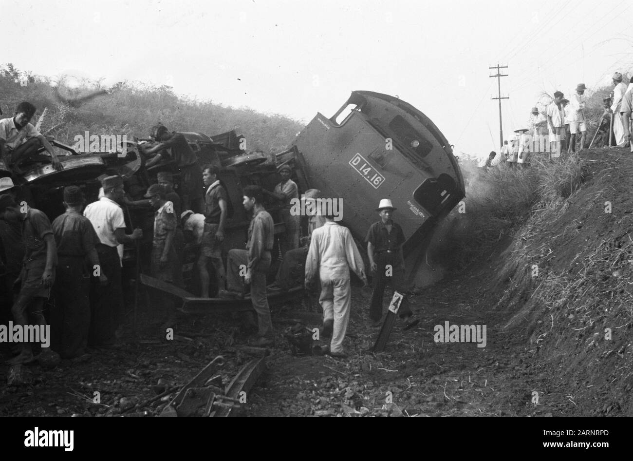 Zugunfall Poerwakarta Freitagnachmittag, 22. Oktober 1948 der Schnellzug Batavia-Bandoeng in 16,50 Stunden zwei Kilometer südlich von Poerwakarta bei Bengoal entgleiste, weil die Schienen von einer Bande von Terroristen über eine Distanz von 20 Metern gebrochen worden waren. Unmittelbar nach der Entgleisung wurde der Zug von schätzungsweise 50 Mann, die mit automatischen Waffen und Gewehren besetzt waren, unter Beschuss genommen, wobei acht Menschen getötet und 23 verwundet wurden. Da eine beträchtliche Anzahl von Soldaten mit dem Zug unterwegs war, konnte das Feuer der Bande fast sofort beantwortet werden. Das verhinderte Schlimmeres. Übersicht über die Stockfoto