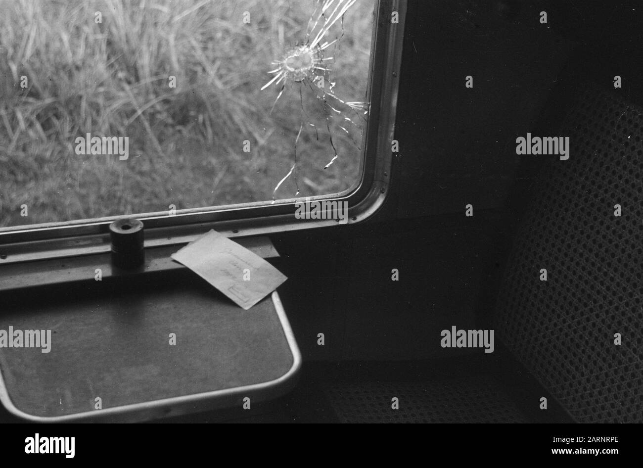 Zugunfall Poerwakarta Freitagnachmittag, 22. Oktober 1948 der Schnellzug Batavia-Bandoeng in 16,50 Stunden zwei Kilometer südlich von Poerwakarta bei Bengoal entgleiste, weil die Schienen von einer Bande von Terroristen über eine Distanz von 20 Metern gebrochen worden waren. Unmittelbar nach der Entgleisung wurde der Zug von schätzungsweise 50 Mann, die mit automatischen Waffen und Gewehren besetzt waren, unter Beschuss genommen, wobei acht Menschen getötet und 23 verwundet wurden. Da eine beträchtliche Anzahl von Soldaten mit dem Zug unterwegs war, konnte das Feuer der Bande fast sofort beantwortet werden. Das verhinderte Schlimmeres. Zug Innen Stockfoto