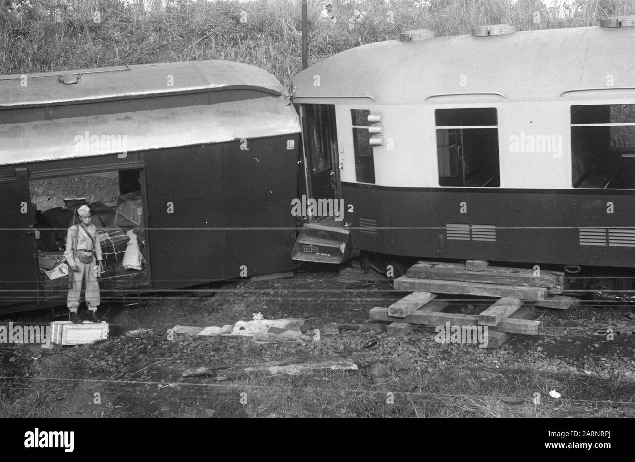 Zugunfall Poerwakarta Freitagnachmittag, 22. Oktober 1948 der Schnellzug Batavia-Bandoeng in 16,50 Stunden zwei Kilometer südlich von Poerwakarta bei Bengoal entgleiste, weil die Schienen von einer Bande von Terroristen über eine Distanz von 20 Metern gebrochen worden waren. Unmittelbar nach der Entgleisung wurde der Zug von schätzungsweise 50 Mann, die mit automatischen Waffen und Gewehren besetzt waren, unter Beschuss genommen, wobei acht Menschen getötet und 23 verwundet wurden. Da eine beträchtliche Anzahl von Soldaten mit dem Zug unterwegs war, konnte das Feuer der Bande fast sofort beantwortet werden. Das verhinderte Schlimmeres. Übersicht über die Stockfoto