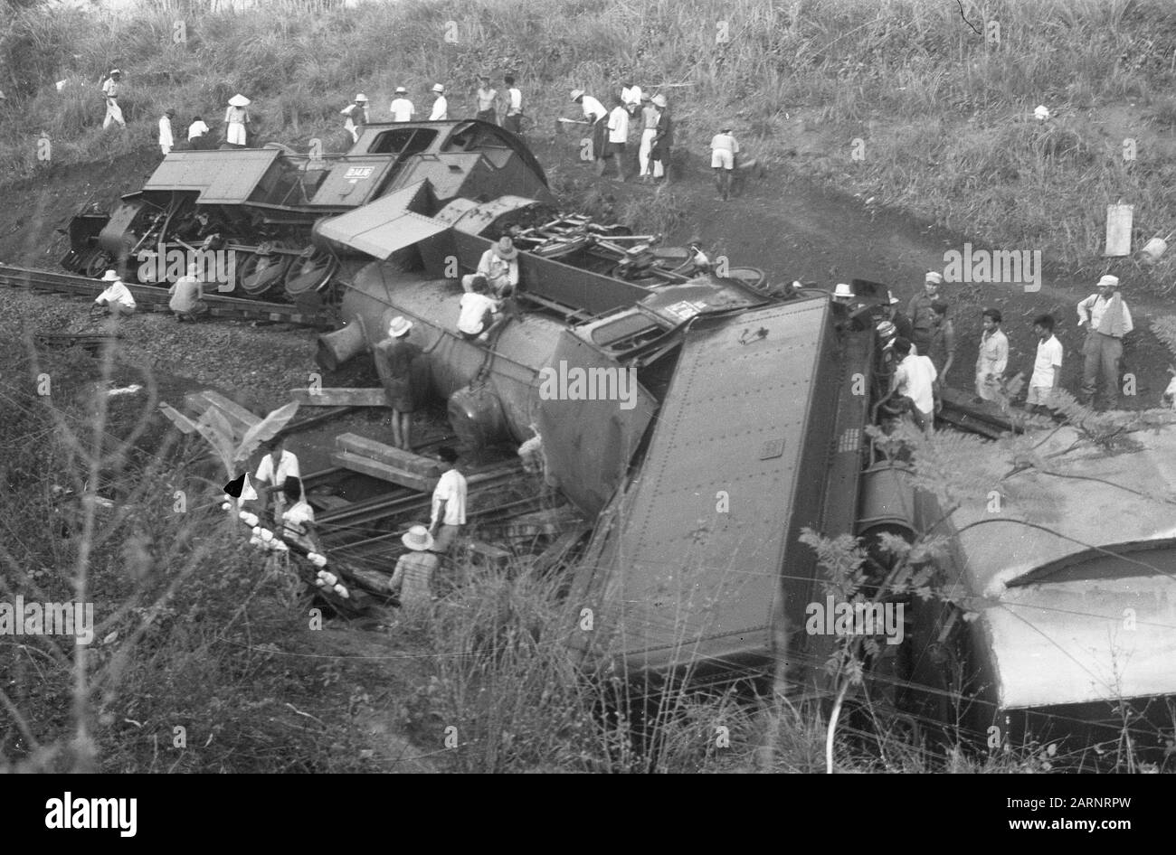 Zugunfall Poerwakarta Freitagnachmittag, 22. Oktober 1948 der Schnellzug Batavia-Bandoeng in 16,50 Stunden zwei Kilometer südlich von Poerwakarta bei Bengoal entgleiste, weil die Schienen von einer Bande von Terroristen über eine Distanz von 20 Metern gebrochen worden waren. Unmittelbar nach der Entgleisung wurde der Zug von schätzungsweise 50 Mann, die mit automatischen Waffen und Gewehren besetzt waren, unter Beschuss genommen, wobei acht Menschen getötet und 23 verwundet wurden. Da eine beträchtliche Anzahl von Soldaten mit dem Zug unterwegs war, konnte das Feuer der Bande fast sofort beantwortet werden. Das verhinderte Schlimmeres. Die beiden Bewegungsapparat Stockfoto