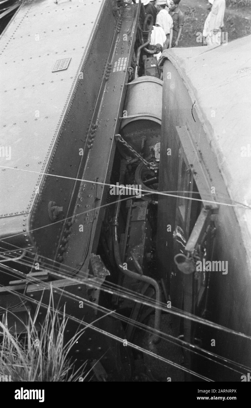 Zugunfall Poerwakarta Freitagnachmittag, 22. Oktober 1948 der Schnellzug Batavia-Bandoeng in 16,50 Stunden zwei Kilometer südlich von Poerwakarta bei Bengoal entgleiste, weil die Schienen von einer Bande von Terroristen über eine Distanz von 20 Metern gebrochen worden waren. Unmittelbar nach der Entgleisung wurde der Zug von schätzungsweise 50 Mann, die mit automatischen Waffen und Gewehren besetzt waren, unter Beschuss genommen, wobei acht Menschen getötet und 23 verwundet wurden. Da eine beträchtliche Anzahl von Soldaten mit dem Zug unterwegs war, konnte das Feuer der Bande fast sofort beantwortet werden. Das verhinderte Schlimmeres. Übersicht über die Stockfoto