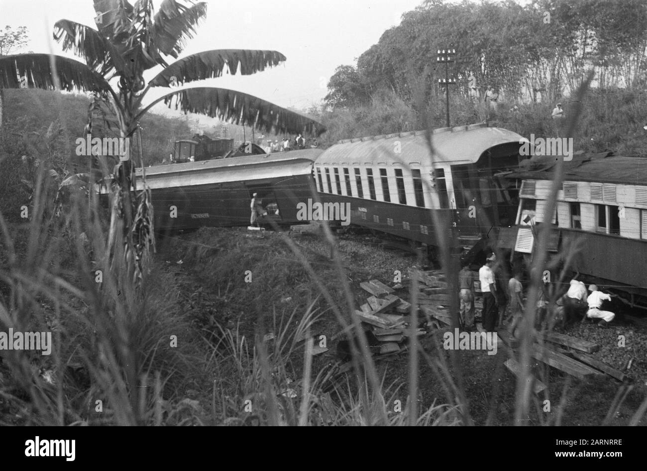 Zugunfall Poerwakarta Freitagnachmittag, 22. Oktober 1948 der Schnellzug Batavia-Bandoeng in 16,50 Stunden zwei Kilometer südlich von Poerwakarta bei Bengoal entgleiste, weil die Schienen von einer Bande von Terroristen über eine Distanz von 20 Metern gebrochen worden waren. Unmittelbar nach der Entgleisung wurde der Zug von schätzungsweise 50 Mann, die mit automatischen Waffen und Gewehren besetzt waren, unter Beschuss genommen, wobei acht Menschen getötet und 23 verwundet wurden. Da eine beträchtliche Anzahl von Soldaten mit dem Zug unterwegs war, konnte das Feuer der Bande fast sofort beantwortet werden. Das verhinderte Schlimmeres. Übersicht über die Stockfoto
