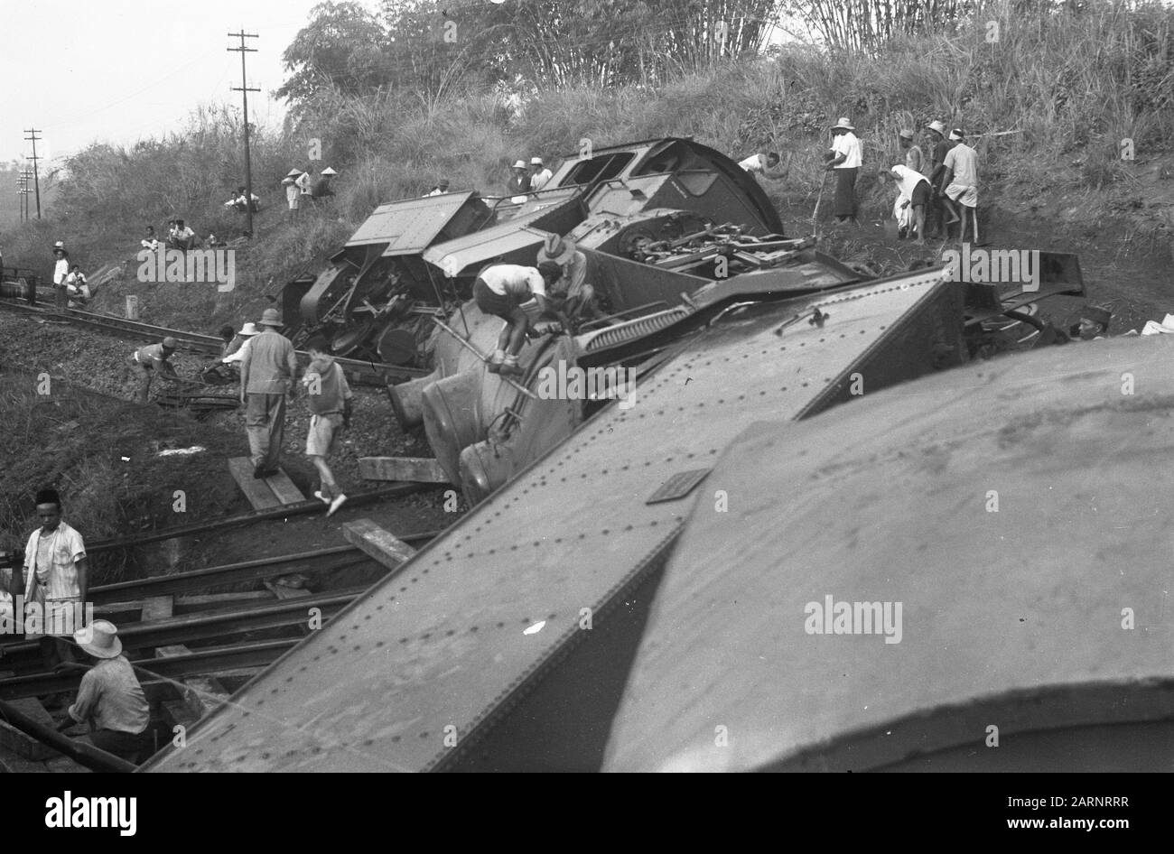 Zugunfall Poerwakarta Freitagnachmittag, 22. Oktober 1948 der Schnellzug Batavia-Bandoeng in 16,50 Stunden zwei Kilometer südlich von Poerwakarta bei Bengoal entgleiste, weil die Schienen von einer Bande von Terroristen über eine Distanz von 20 Metern gebrochen worden waren. Unmittelbar nach der Entgleisung wurde der Zug von schätzungsweise 50 Mann, die mit automatischen Waffen und Gewehren besetzt waren, unter Beschuss genommen, wobei acht Menschen getötet und 23 verwundet wurden. Da eine beträchtliche Anzahl von Soldaten mit dem Zug unterwegs war, konnte das Feuer der Bande fast sofort beantwortet werden. Das verhinderte Schlimmeres. Die Entgleisung Stockfoto