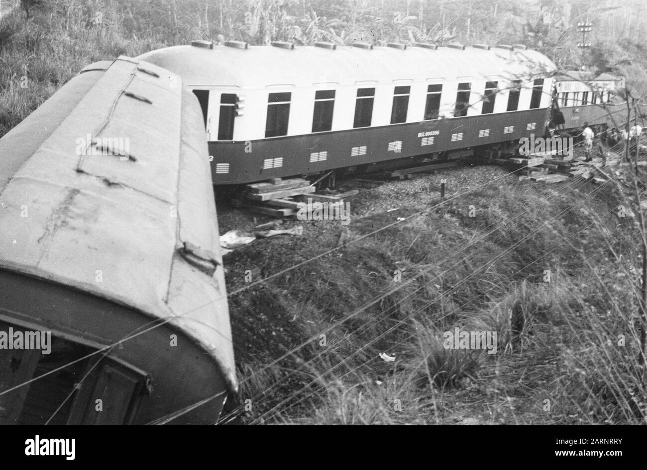 Zugunfall Poerwakarta Freitagnachmittag, 22. Oktober 1948 der Schnellzug Batavia-Bandoeng in 16,50 Stunden zwei Kilometer südlich von Poerwakarta bei Bengoal entgleiste, weil die Schienen von einer Bande von Terroristen über eine Distanz von 20 Metern gebrochen worden waren. Unmittelbar nach der Entgleisung wurde der Zug von schätzungsweise 50 Mann, die mit automatischen Waffen und Gewehren besetzt waren, unter Beschuss genommen, wobei acht Menschen getötet und 23 verwundet wurden. Da eine beträchtliche Anzahl von Soldaten mit dem Zug unterwegs war, konnte das Feuer der Bande fast sofort beantwortet werden. Das verhinderte Schlimmeres. Übersicht über die Stockfoto