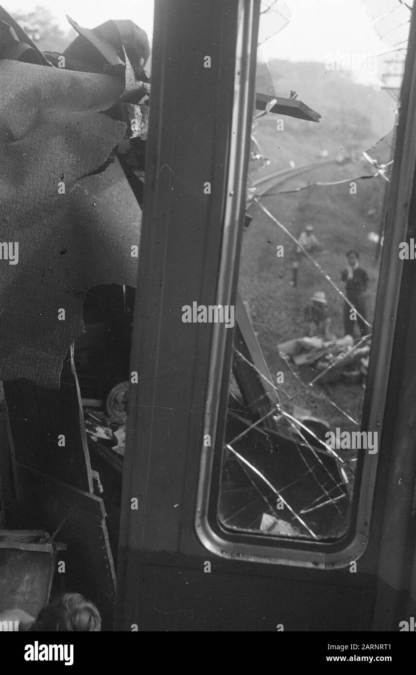 Zugunfall Poerwakarta Freitagnachmittag, 22. Oktober 1948 der Schnellzug Batavia-Bandoeng in 16,50 Stunden zwei Kilometer südlich von Poerwakarta bei Bengoal entgleiste, weil die Schienen von einer Bande von Terroristen über eine Distanz von 20 Metern gebrochen worden waren. Unmittelbar nach der Entgleisung wurde der Zug von schätzungsweise 50 Mann, die mit automatischen Waffen und Gewehren besetzt waren, unter Beschuss genommen, wobei acht Menschen getötet und 23 verwundet wurden. Da eine beträchtliche Anzahl von Soldaten mit dem Zug unterwegs war, konnte das Feuer der Bande fast sofort beantwortet werden. Das verhinderte Schlimmeres. Zug Innen Stockfoto