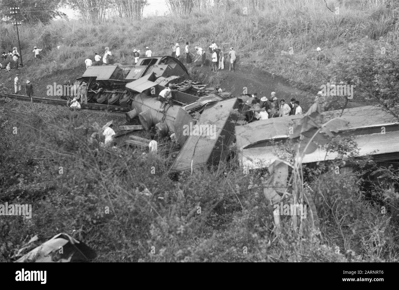 Zugunfall Poerwakarta Freitagnachmittag, 22. Oktober 1948 der Schnellzug Batavia-Bandoeng in 16,50 Stunden zwei Kilometer südlich von Poerwakarta bei Bengoal entgleiste, weil die Schienen von einer Bande von Terroristen über eine Distanz von 20 Metern gebrochen worden waren. Unmittelbar nach der Entgleisung wurde der Zug von schätzungsweise 50 Mann, die mit automatischen Waffen und Gewehren besetzt waren, unter Beschuss genommen, wobei acht Menschen getötet und 23 verwundet wurden. Da eine beträchtliche Anzahl von Soldaten mit dem Zug unterwegs war, konnte das Feuer der Bande fast sofort beantwortet werden. Das verhinderte Schlimmeres. Die beiden Bewegungsapparat Stockfoto