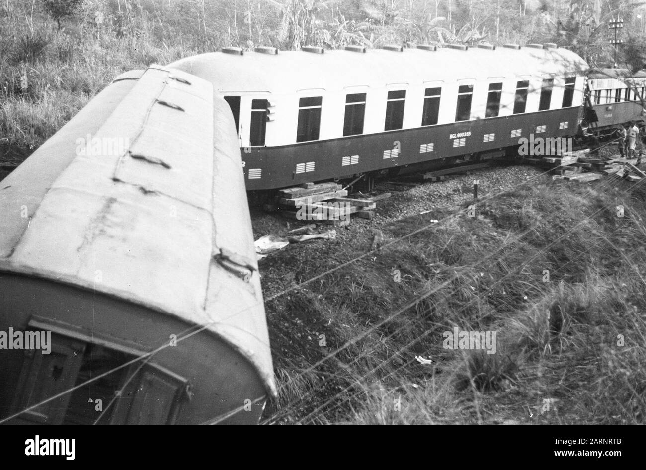 Zugunfall Poerwakarta Freitagnachmittag, 22. Oktober 1948 der Schnellzug Batavia-Bandoeng in 16,50 Stunden zwei Kilometer südlich von Poerwakarta bei Bengoal entgleiste, weil die Schienen von einer Bande von Terroristen über eine Distanz von 20 Metern gebrochen worden waren. Unmittelbar nach der Entgleisung wurde der Zug von schätzungsweise 50 Mann, die mit automatischen Waffen und Gewehren besetzt waren, unter Beschuss genommen, wobei acht Menschen getötet und 23 verwundet wurden. Da eine beträchtliche Anzahl von Soldaten mit dem Zug unterwegs war, konnte das Feuer der Bande fast sofort beantwortet werden. Das verhinderte Schlimmeres. Übersicht über die Stockfoto