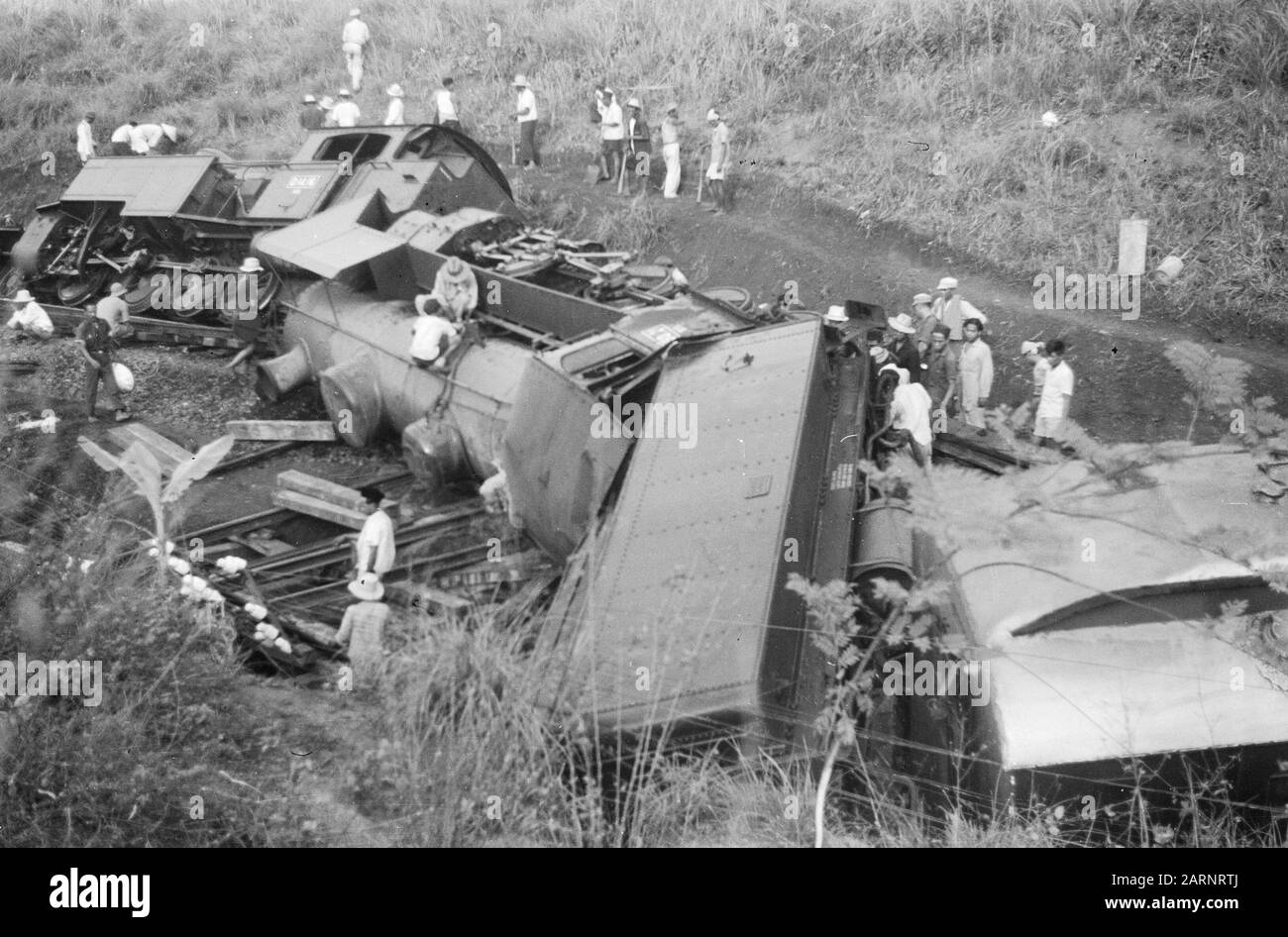 Zugunfall Poerwakarta Freitagnachmittag, 22. Oktober 1948 der Schnellzug Batavia-Bandoeng in 16,50 Stunden zwei Kilometer südlich von Poerwakarta bei Bengoal entgleiste, weil die Schienen von einer Bande von Terroristen über eine Distanz von 20 Metern gebrochen worden waren. Unmittelbar nach der Entgleisung wurde der Zug von schätzungsweise 50 Mann, die mit automatischen Waffen und Gewehren besetzt waren, unter Beschuss genommen, wobei acht Menschen getötet und 23 verwundet wurden. Da eine beträchtliche Anzahl von Soldaten mit dem Zug unterwegs war, konnte das Feuer der Bande fast sofort beantwortet werden. Das verhinderte Schlimmeres. Die beiden Bewegungsapparat Stockfoto