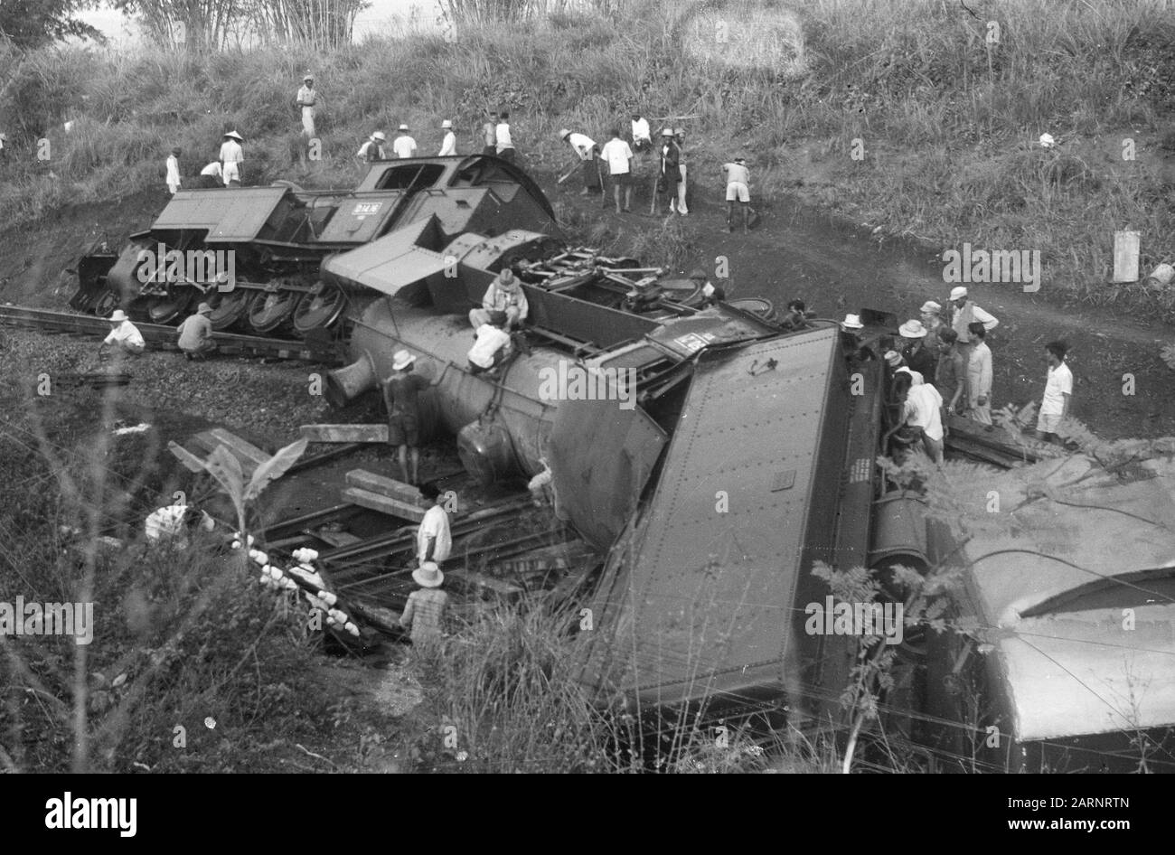 Zugunfall Poerwakarta Freitagnachmittag, 22. Oktober 1948 der Schnellzug Batavia-Bandoeng in 16,50 Stunden zwei Kilometer südlich von Poerwakarta bei Bengoal entgleiste, weil die Schienen von einer Bande von Terroristen über eine Distanz von 20 Metern gebrochen worden waren. Unmittelbar nach der Entgleisung wurde der Zug von schätzungsweise 50 Mann, die mit automatischen Waffen und Gewehren besetzt waren, unter Beschuss genommen, wobei acht Menschen getötet und 23 verwundet wurden. Da eine beträchtliche Anzahl von Soldaten mit dem Zug unterwegs war, konnte das Feuer der Bande fast sofort beantwortet werden. Das verhinderte Schlimmeres. Die beiden Bewegungsapparat Stockfoto