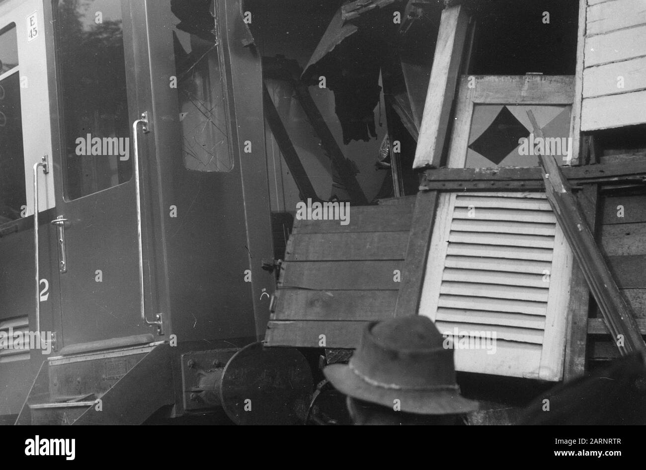 Zugunfall Poerwakarta Freitagnachmittag, 22. Oktober 1948 der Schnellzug Batavia-Bandoeng in 16,50 Stunden zwei Kilometer südlich von Poerwakarta bei Bengoal entgleiste, weil die Schienen von einer Bande von Terroristen über eine Distanz von 20 Metern gebrochen worden waren. Unmittelbar nach der Entgleisung wurde der Zug von schätzungsweise 50 Mann, die mit automatischen Waffen und Gewehren besetzt waren, unter Beschuss genommen, wobei acht Menschen getötet und 23 verwundet wurden. Da eine beträchtliche Anzahl von Soldaten mit dem Zug unterwegs war, konnte das Feuer der Bande fast sofort beantwortet werden. Das verhinderte Schlimmeres. Übersicht über die Stockfoto