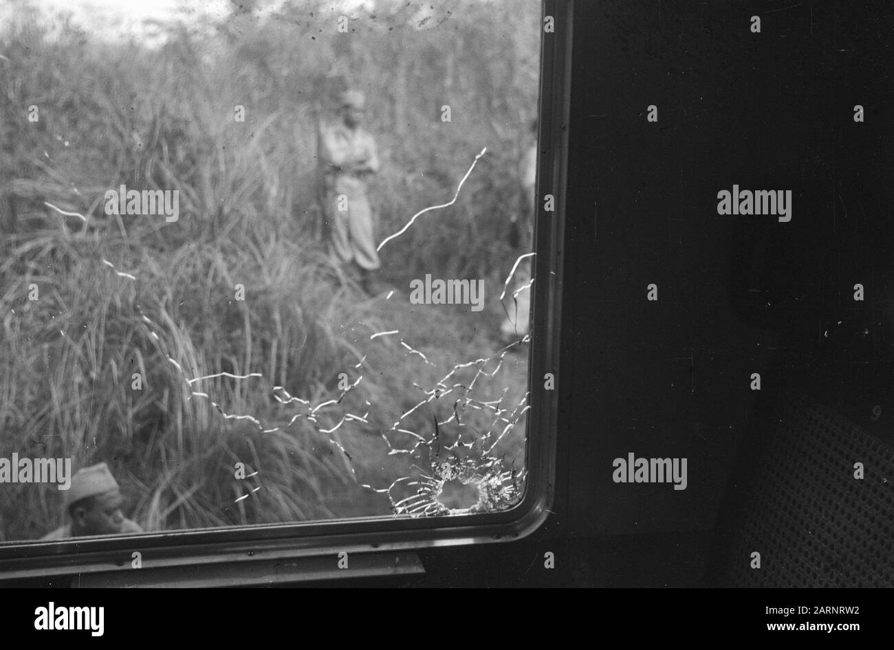 Zugunfall Poerwakarta Freitagnachmittag, 22. Oktober 1948 der Schnellzug Batavia-Bandoeng in 16,50 Stunden zwei Kilometer südlich von Poerwakarta bei Bengoal entgleiste, weil die Schienen von einer Bande von Terroristen über eine Distanz von 20 Metern gebrochen worden waren. Unmittelbar nach der Entgleisung wurde der Zug von schätzungsweise 50 Mann, die mit automatischen Waffen und Gewehren besetzt waren, unter Beschuss genommen, wobei acht Menschen getötet und 23 verwundet wurden. Da eine beträchtliche Anzahl von Soldaten mit dem Zug unterwegs war, konnte das Feuer der Bande fast sofort beantwortet werden. Das verhinderte Schlimmeres. Zug Innen Stockfoto