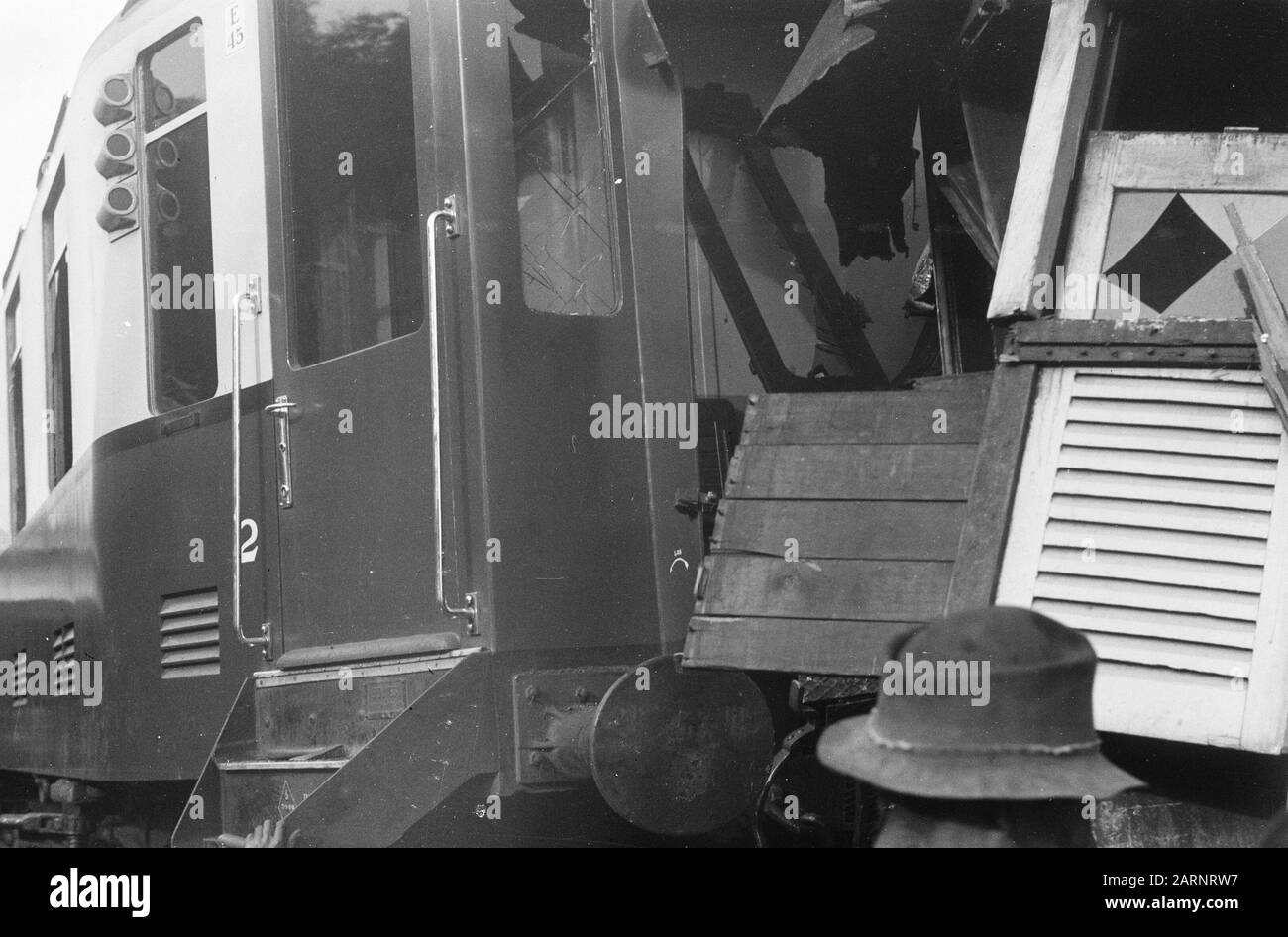 Zugunfall Poerwakarta Freitagnachmittag, 22. Oktober 1948 der Schnellzug Batavia-Bandoeng in 16,50 Stunden zwei Kilometer südlich von Poerwakarta bei Bengoal entgleiste, weil die Schienen von einer Bande von Terroristen über eine Distanz von 20 Metern gebrochen worden waren. Unmittelbar nach der Entgleisung wurde der Zug von schätzungsweise 50 Mann, die mit automatischen Waffen und Gewehren besetzt waren, unter Beschuss genommen, wobei acht Menschen getötet und 23 verwundet wurden. Da eine beträchtliche Anzahl von Soldaten mit dem Zug unterwegs war, konnte das Feuer der Bande fast sofort beantwortet werden. Das verhinderte Schlimmeres. Ein anderes Bild o Stockfoto