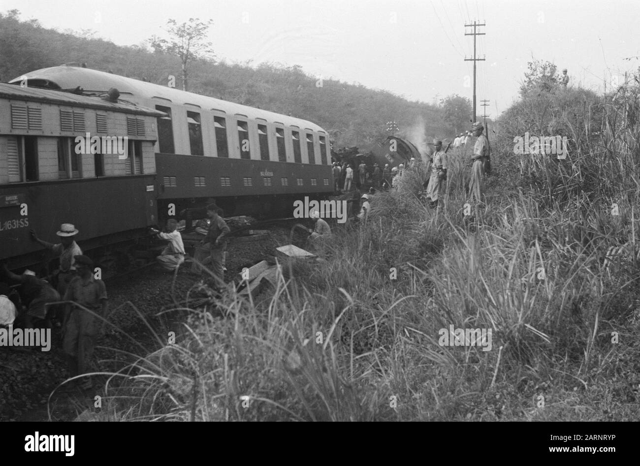 Zugunfall Poerwakarta Freitagnachmittag, 22. Oktober 1948 der Schnellzug Batavia-Bandoeng in 16,50 Stunden zwei Kilometer südlich von Poerwakarta bei Bengoal entgleiste, weil die Schienen von einer Bande von Terroristen über eine Distanz von 20 Metern gebrochen worden waren. Unmittelbar nach der Entgleisung wurde der Zug von schätzungsweise 50 Mann, die mit automatischen Waffen und Gewehren besetzt waren, unter Beschuss genommen, wobei acht Menschen getötet und 23 verwundet wurden. Da eine beträchtliche Anzahl von Soldaten mit dem Zug unterwegs war, konnte das Feuer der Bande fast sofort beantwortet werden. Das verhinderte Schlimmeres. Übersicht über die Stockfoto