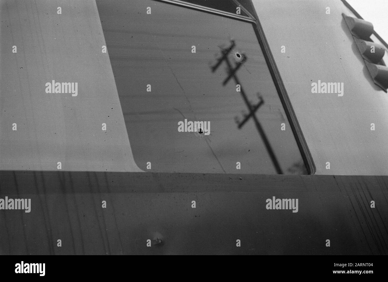 Zugunfall Poerwakarta Freitagnachmittag, 22. Oktober 1948 der Schnellzug Batavia-Bandoeng in 16,50 Stunden zwei Kilometer südlich von Poerwakarta bei Bengoal entgleiste, weil die Schienen von einer Bande von Terroristen über eine Distanz von 20 Metern gebrochen worden waren. Unmittelbar nach der Entgleisung wurde der Zug von schätzungsweise 50 Mann, die mit automatischen Waffen und Gewehren besetzt waren, unter Beschuss genommen, wobei acht Menschen getötet und 23 verwundet wurden. Da eine beträchtliche Anzahl von Soldaten mit dem Zug unterwegs war, konnte das Feuer der Bande fast sofort beantwortet werden. Das verhinderte Schlimmeres. Hier die Kugel Stockfoto