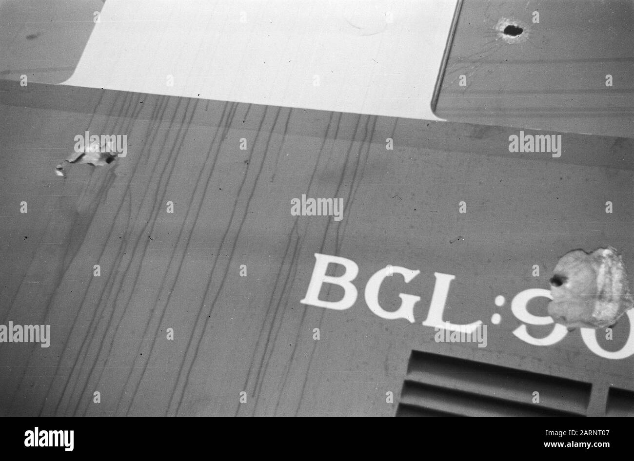Zugunfall Poerwakarta Freitagnachmittag, 22. Oktober 1948 der Schnellzug Batavia-Bandoeng in 16,50 Stunden zwei Kilometer südlich von Poerwakarta bei Bengoal entgleiste, weil die Schienen von einer Bande von Terroristen über eine Distanz von 20 Metern gebrochen worden waren. Unmittelbar nach der Entgleisung wurde der Zug von schätzungsweise 50 Mann, die mit automatischen Waffen und Gewehren besetzt waren, unter Beschuss genommen, wobei acht Menschen getötet und 23 verwundet wurden. Da eine beträchtliche Anzahl von Soldaten mit dem Zug unterwegs war, konnte das Feuer der Bande fast sofort beantwortet werden. Das verhinderte Schlimmeres. Hier die Kugel Stockfoto
