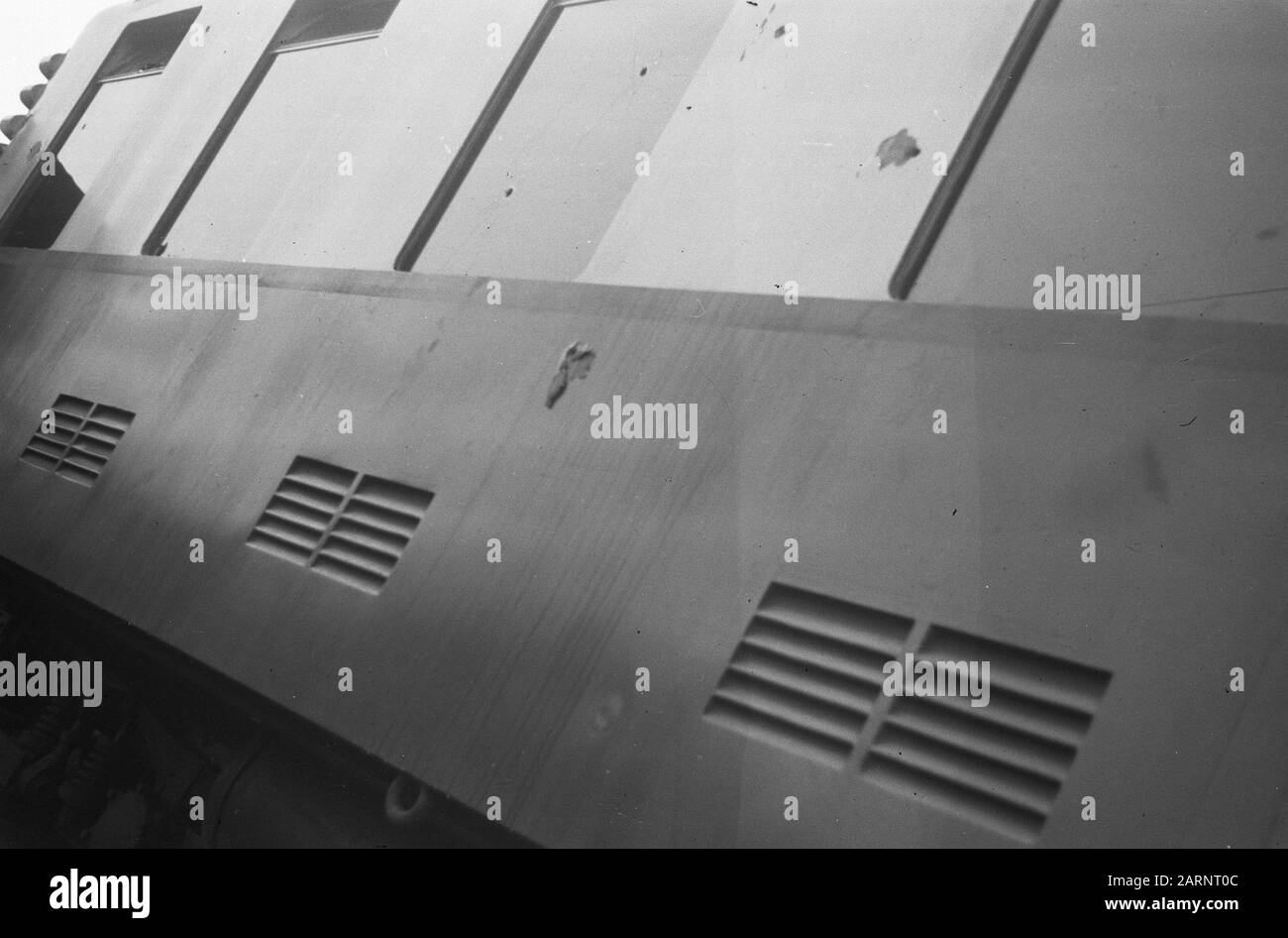 Zugunfall Poerwakarta Freitagnachmittag, 22. Oktober 1948 der Schnellzug Batavia-Bandoeng in 16,50 Stunden zwei Kilometer südlich von Poerwakarta bei Bengoal entgleiste, weil die Schienen von einer Bande von Terroristen über eine Distanz von 20 Metern gebrochen worden waren. Unmittelbar nach der Entgleisung wurde der Zug von schätzungsweise 50 Mann, die mit automatischen Waffen und Gewehren besetzt waren, unter Beschuss genommen, wobei acht Menschen getötet und 23 verwundet wurden. Da eine beträchtliche Anzahl von Soldaten mit dem Zug unterwegs war, konnte das Feuer der Bande fast sofort beantwortet werden. Das verhinderte Schlimmeres. Hier die Kugel Stockfoto