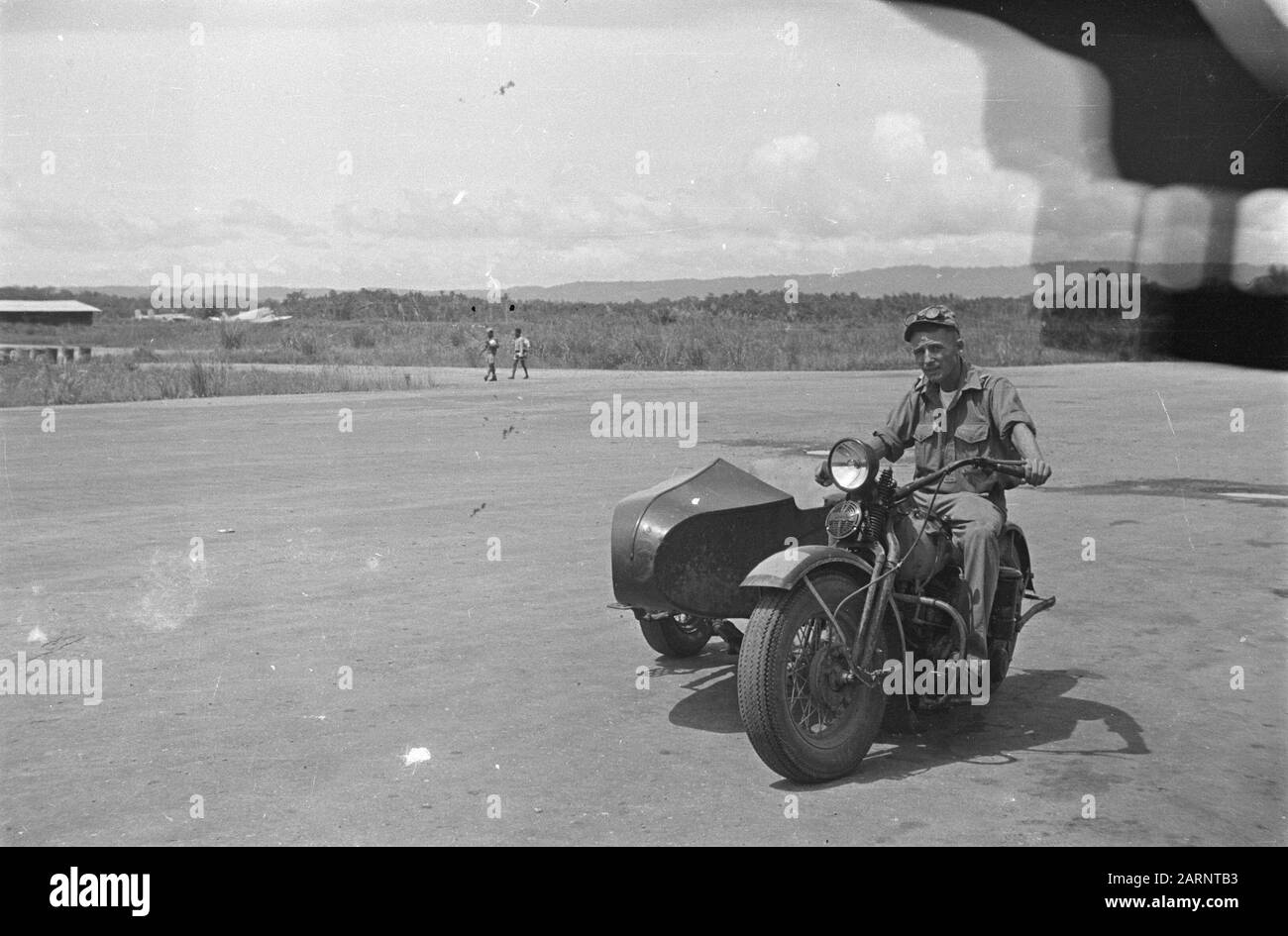 Flughafen Laha (Ambon). Soldat auf Motorrad mit Beiwagen Datum: April 1947 Ort: Ambon, Indonesien, Niederländisch-Ostindien Stockfoto