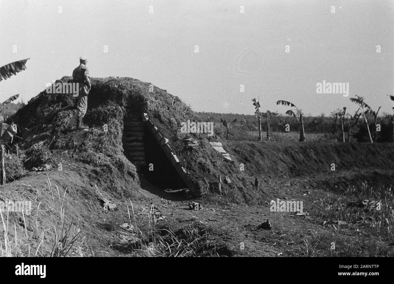 Sektor Semarang Semarang: Die Thesen, die die Extremisten in den letzten Monaten trotz der Anmeldebedingungen innerhalb der Demarkationslinie bei Semarang aufgebaut haben, sind immer noch ihre geringe Nützlichkeit. Ein ereister Bunker am Semarang Datum: 26. Juli 1947 Standort: Indonesien, Java, Niederländisch-Ostindien, Semarang Stockfoto