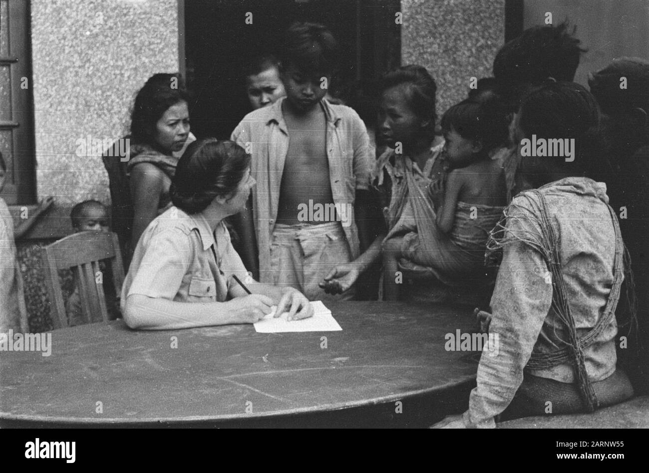 Rotkreuz-Aktivität [Semarang] MITARBEITER und Einheimische des Roten Kreuzes Datum: Juli 1947 Ort: Indonesien, Java, Niederländische Ostindien Stockfoto