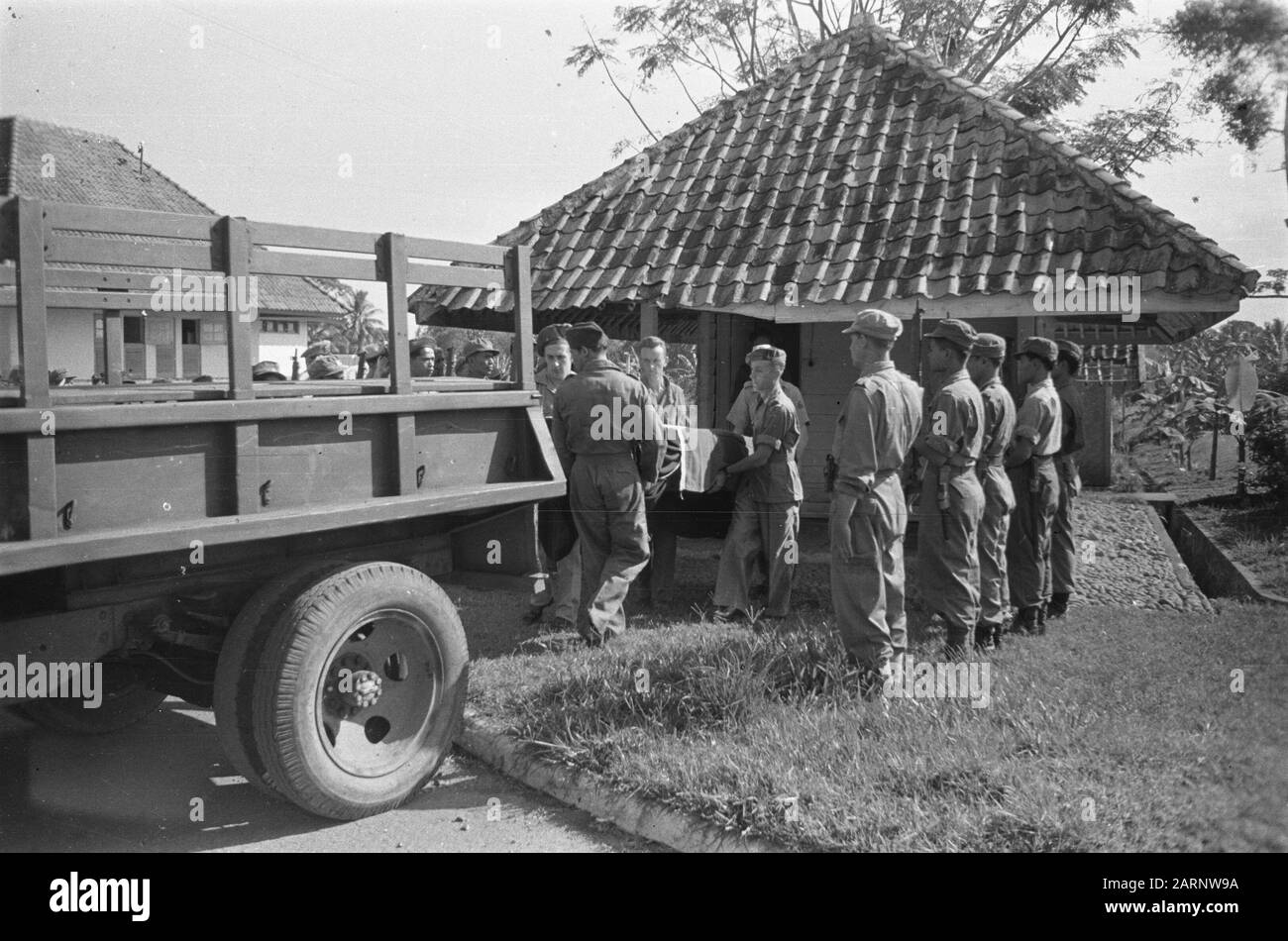 Ein Sarg wird auf einem Armee-Lastwagen aufgehoben Datum: Juli 1947 Ort: Indonesien, Niederländische Ostindien Stockfoto