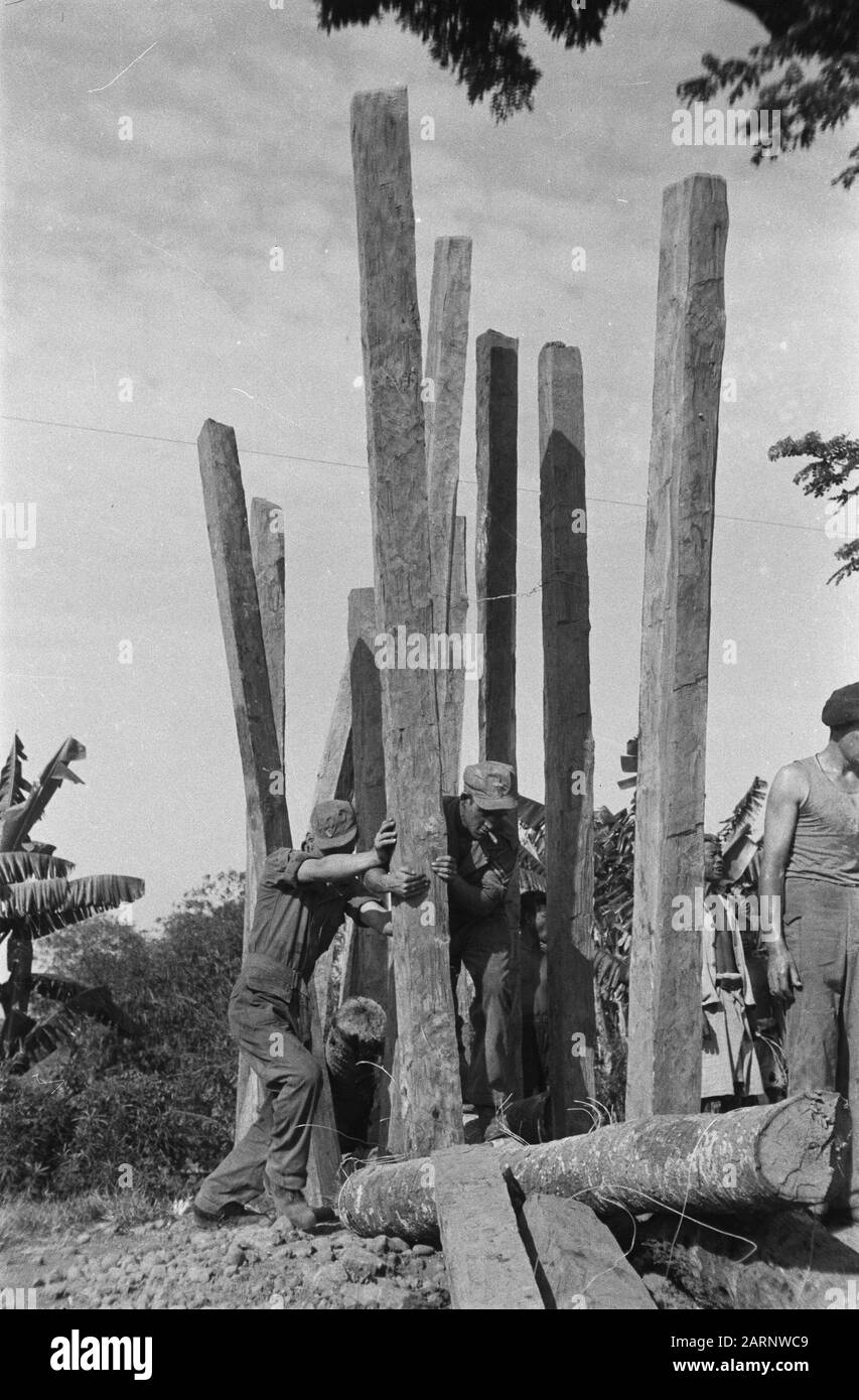 Tegal Tegal. Ein Zwei-Hup. Gegen die Macht einiger großer Jungs ist eine solche Barriere nicht zu überwinden. Datum: Juli 1947 Ort: Indonesien, Java, Niederländisch-Ostindien, Tegal Stockfoto