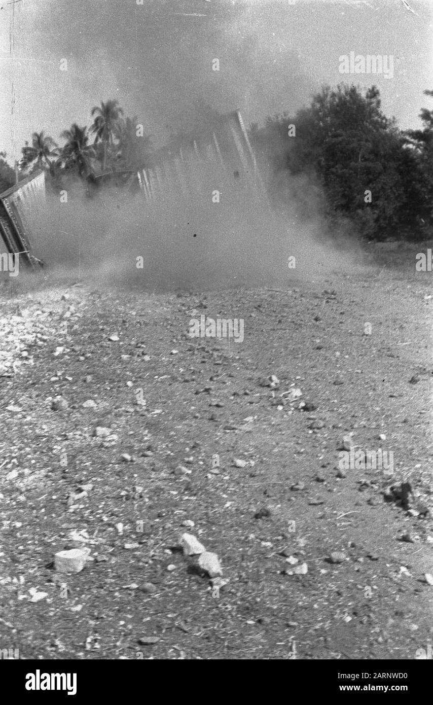 Tegal Tegal. De Genie detoniert Springlasten, um das Flussufer auf eine Ausfahrt zur Brücke zu bringen, die im Fluss liegt Datum: Juli 1947 Ort: Indonesien, Java, Niederländische Ostindien, Tegal Stockfoto