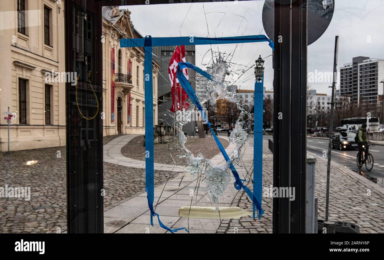 29. Januar 2020, Berlin: Die Glasscheibe eines Polizeiguardhauses vor dem Jüdischen Museum ist zerschlagen. Ein Unbekannter ist in zwei Polizeiwachhäuser vor dem Jüdischen Museum zerbrochen und Polizeiregenmäntel gestohlen worden. Foto: Paul Zinken / dpa Stockfoto