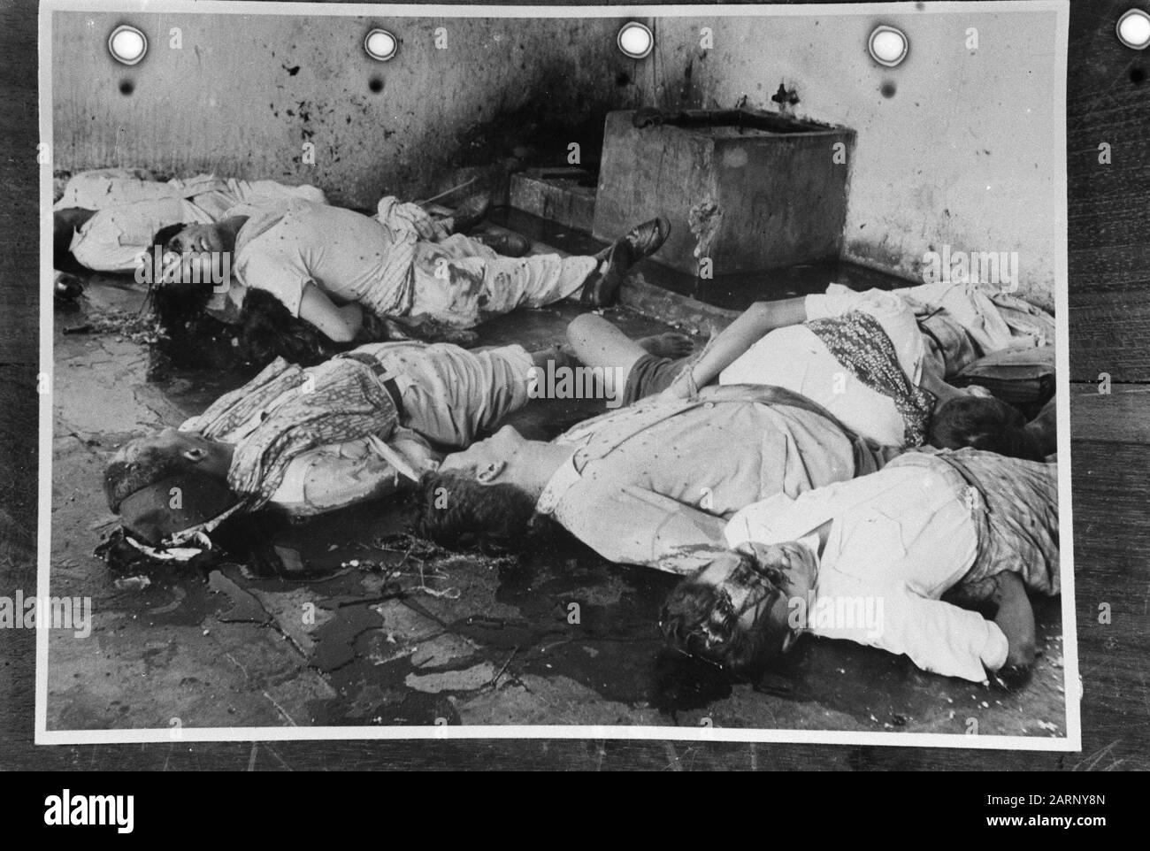 Magelang Im Gefängnis von Magelang massakrierten die zurückziehenden Republikaner 31 Personen ohne Gerichtsverfahren. Die meisten von ihnen wurden mit Karabinerschüssen erschossen, während einige durch dum-dum-dum-Kugeln zu Tode gebracht wurden, was schreckliche Verstümmelungen verursachte. Weder die Opfer noch ihre Angehörigen wussten, warum die beteiligten Personen verhaftet worden waren. Anmerkung: Repronegativdatum: 22. Dezember 1948 Ort: Indonesien, Java, Magelang, Niederländisch-Ostindien Stockfoto