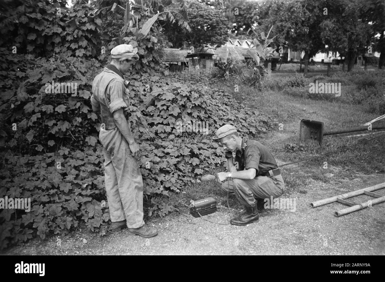 Keboemen, Poerworedjo und Magelang [2. Polizeiaktion 19.-21. Dezember 1948] [EIN Kapitän ruft mit dem Handy an, während ein Motorrad ordonniert? Datum: Dezember 1948 Ort: Indonesien, Java, Niederländisch-Ostindien Stockfoto