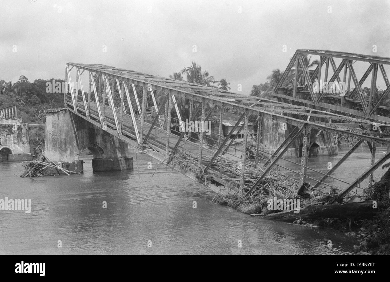 Lahat [Tebing Tinggi. Zwei eingestürzte Brücken. Eine Straßenbrücke und eine Eisenbahnbrücke] Datum: Dezember 1948 Standort: Indonesien, Lahat, Niederländisch-Ostindien, Sumatra Stockfoto