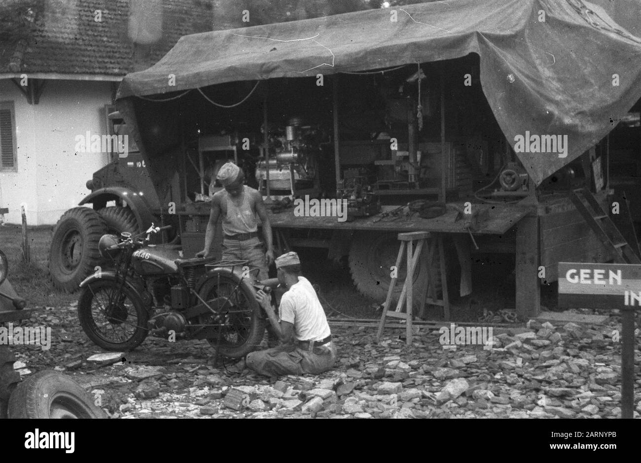 Rembang, Blora und Tjepoe [ein Motorrad wird geprüft] Datum: 10. Januar 1949 Standort: Indonesien, Niederländische Ostindien Stockfoto