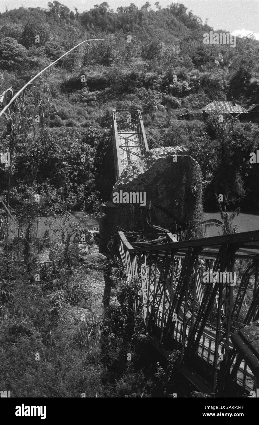 Vormarsch von Tapanoelis, Tarutoeng, Sibolga, Padang, Sidempoean [eine zerstörte Brücke über einen Fluss] Datum: Januar 1949 Ort: Indonesien, Niederländisch-Ostindien, Sumatra Stockfoto