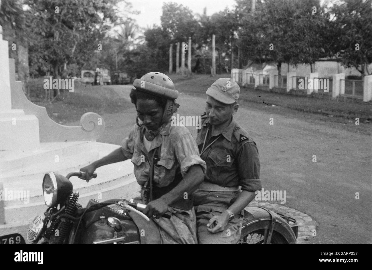 Amarch zu Wonogiri und Patjitanxx [EIN Oberstleutnant der KNIL auf der Rückseite eines Motorrads] Anmerkung: Kommandant P.G. Coopmans (Kommandeur der Infanterie I bis Januar 1949) oder sein Nachfolger Commander C. de Jong? Datum: Januar 1949 Standort: Indonesien, Java, Niederländisch-Ostindien Stockfoto