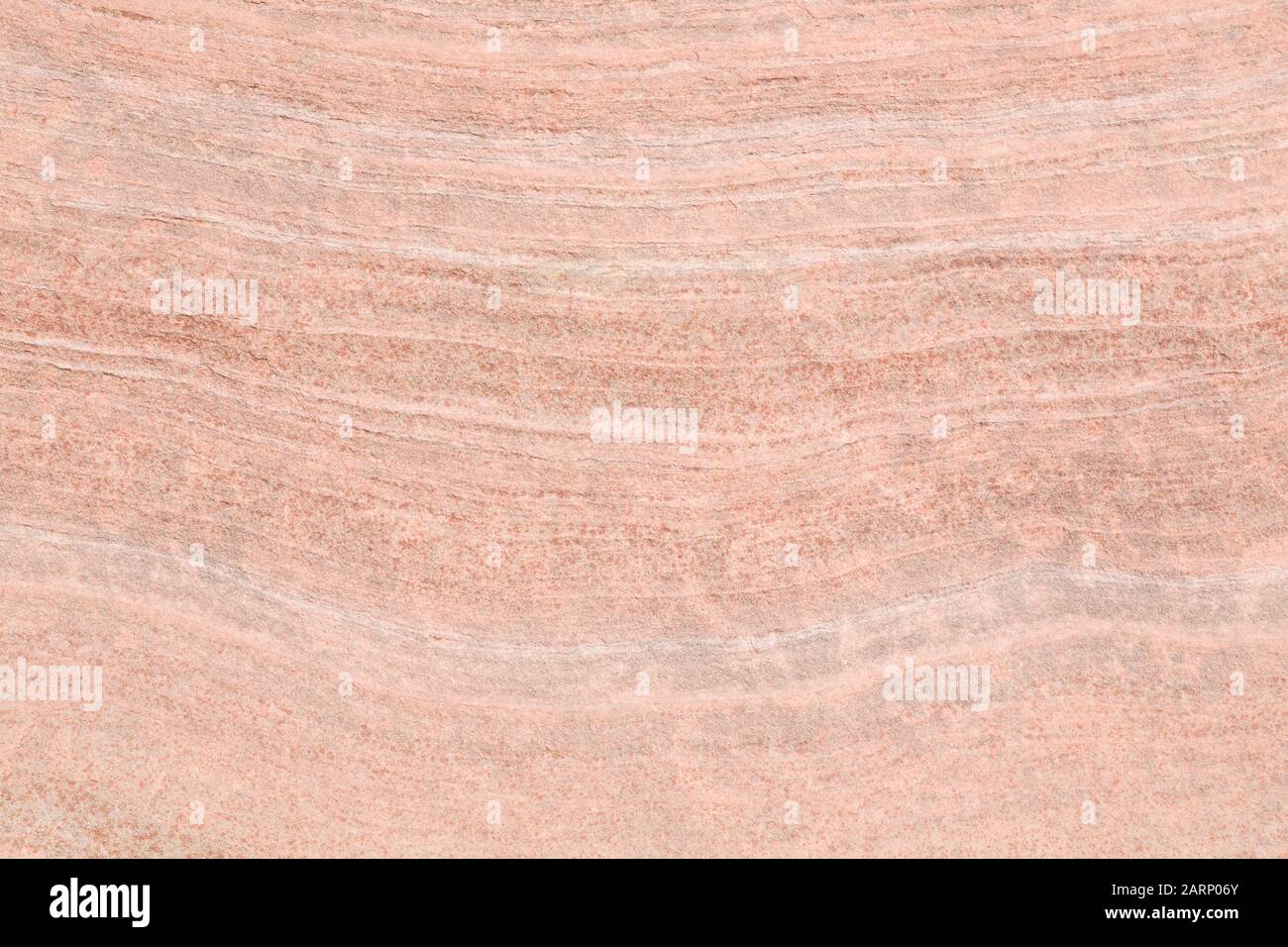 Nahaufnahme geologischer Schichten (Schichten) in einem sedimentären Gestein, ideal für einen Geologiehintergrund oder eine Vorlage Stockfoto