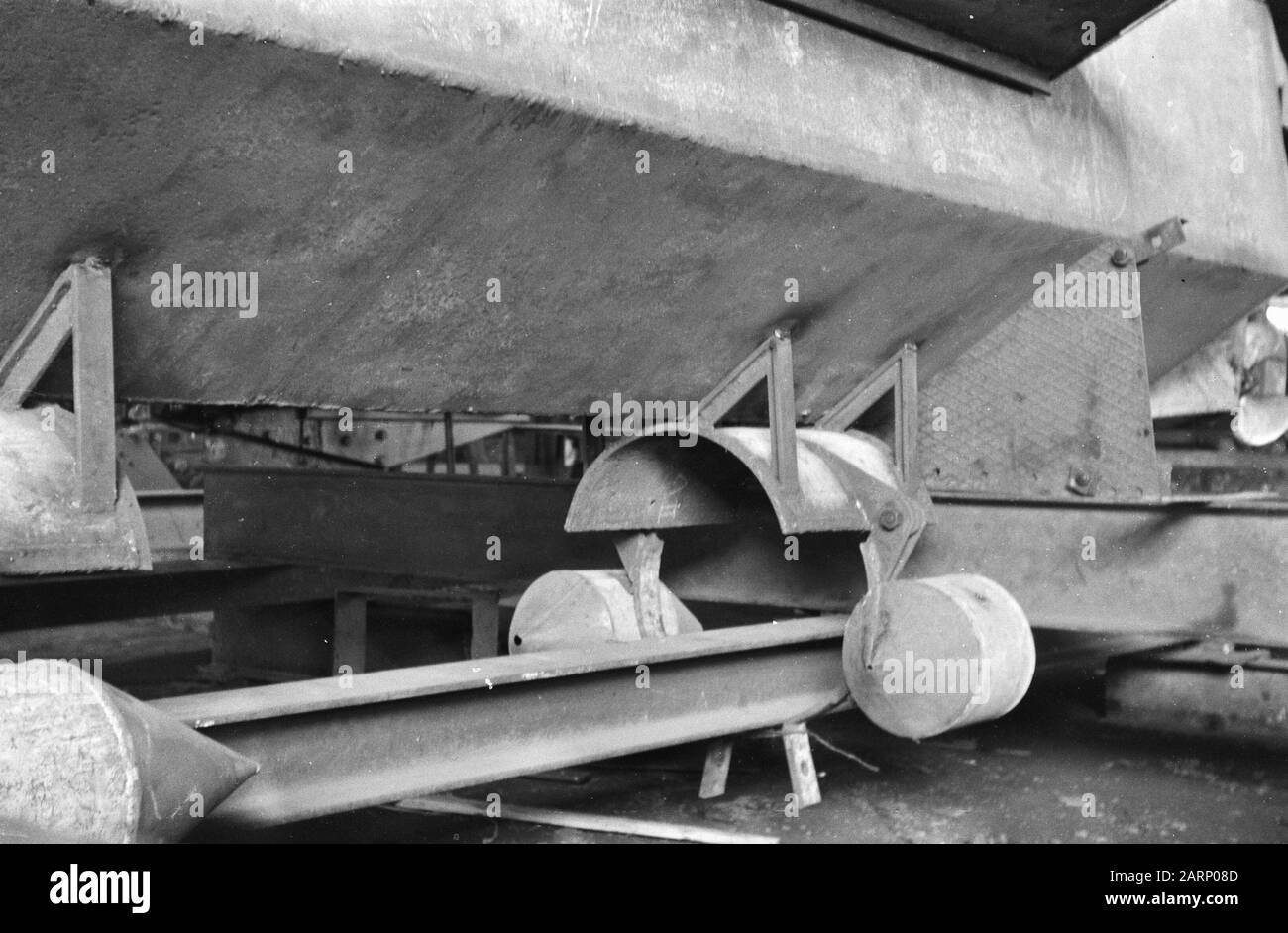 Djokja: Museum, Pasar, Torpedos In einer Stahlfabrik in Djocja, ein ehemaliger deutscher Seemann arbeitete an einem Ein-Mann-Storpedo. Seine Erfindung scheiterte. Beim ersten Versuch sank der Eisenkoloss. An diesem Ort wurde der Torpedo an das Mutterschiff Datum: Januar 1949 Standort: Indonesien, Javadjokjakarta, Niederländisch-Ostindien befestigt Stockfoto