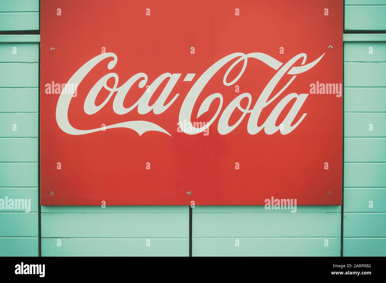 Rotterdam, Niederlande - 14. Januar 2020: Im Retro-Stil gestaltetes Bild eines Coca-Cola-Werbezeichens in Scheveningen, Niederlande Stockfoto