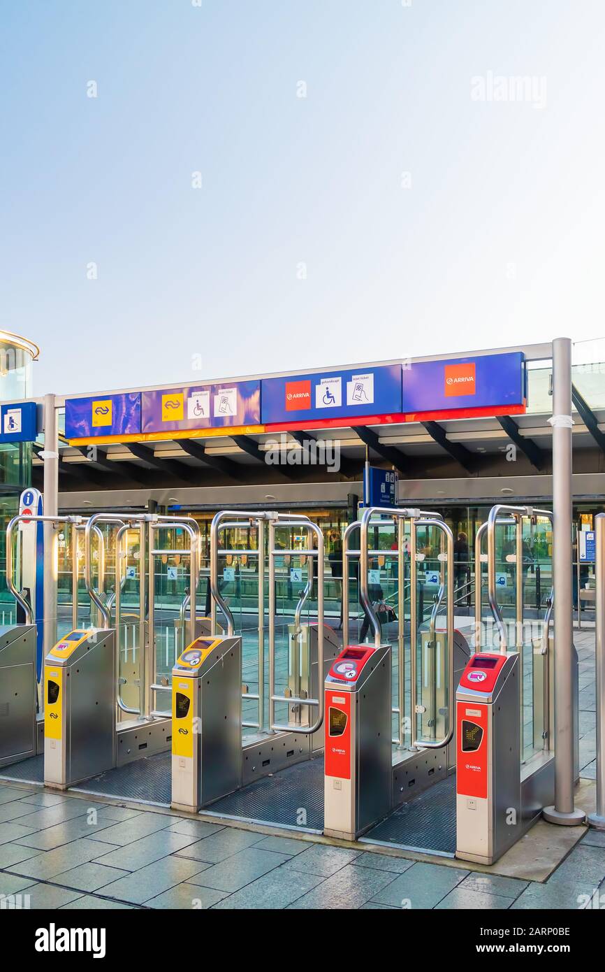 Apeldoorn, Niederlande - 11. November 2019: Automatisiertes Check-in-Gate am niederländischen Bahnhof Apeldoorn, Niederlande Stockfoto