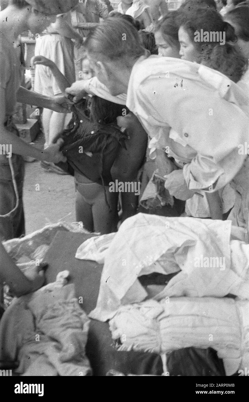 Djombangs, Surabaya Aus Djombangs fährt täglich ein Lastwagen mit Evakuierten nach Modjokerto und Surabaya. Diese Personen flüchteten während der ersten Polizeiaktion ins Landesinnere, die in der Regel von der TNI erzwungen wurde. Sie kehren nun gerne in ihre Kernstädte zurück, was auch durch die Pflege des Roten Kreuzes und der sozialen Angelegenheiten geschieht. Datum: Februar 1949 Ort: Indonesien, Niederländisch-Ostindien Stockfoto