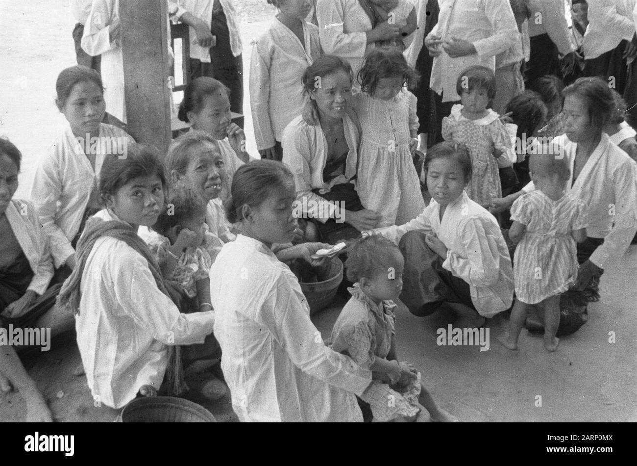 Djombangs, Surabaya Aus Djombangs fährt täglich ein Lastwagen mit Evakuierten nach Modjokerto und Surabaya. Diese Personen flüchteten während der ersten Polizeiaktion ins Landesinnere, die in der Regel von der TNI erzwungen wurde. Sie kehren nun gerne in ihre Kernstädte zurück, was auch durch die Pflege des Roten Kreuzes und der sozialen Angelegenheiten geschieht. Datum: Februar 1949 Ort: Indonesien, Niederländisch-Ostindien Stockfoto