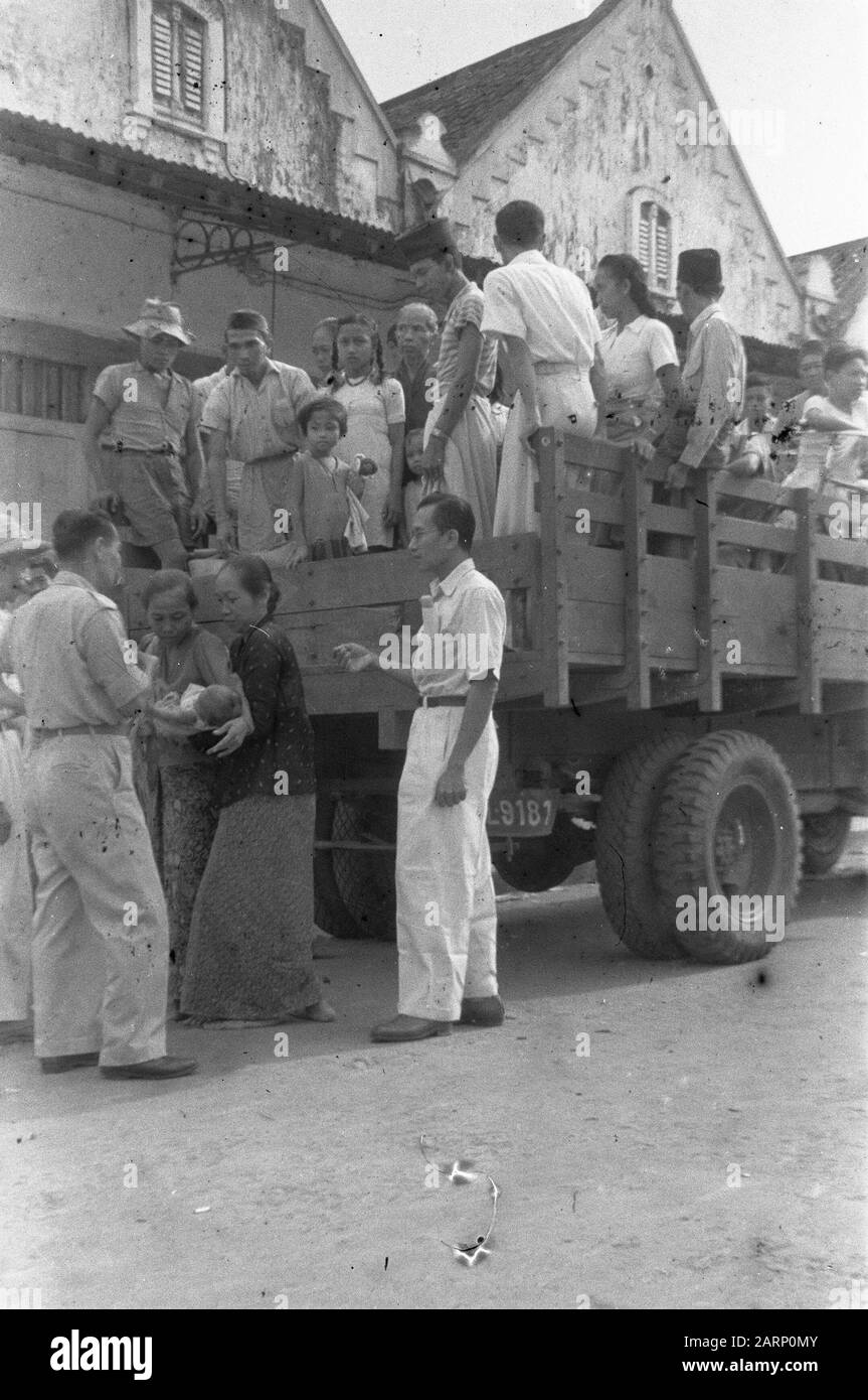 Djombangs, Surabaya Aus Djombangs fährt täglich ein Lastwagen mit Evakuierten nach Modjokerto und Surabaya. Diese Personen flüchteten während der ersten Polizeiaktion, die normalerweise von der TNI ins Innere gezwungen wurde. Sie kehren nun gerne in ihre Kernstädte zurück, was auch durch die Pflege des Roten Kreuzes und der sozialen Angelegenheiten geschieht. Datum: Februar 1949 Ort: Indonesien, Niederländisch-Ostindien Stockfoto