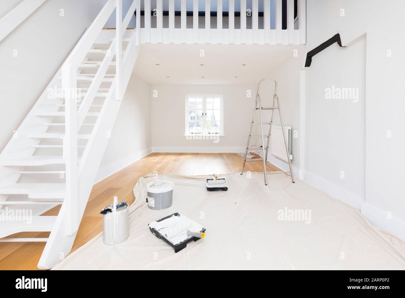 Hausverbesserung und Dekoration - ein Raum oder eine Wohnung ist mit Emulsion bemalt Stockfoto