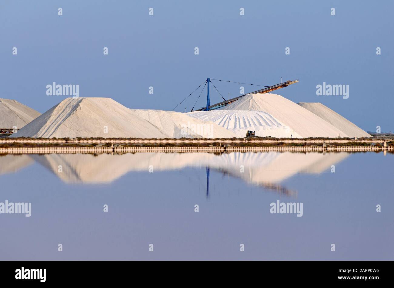 Salinen bei Aigues-Mortes, Camarque, Languedoc-Roussillon, Frankreich, Europa Stockfoto