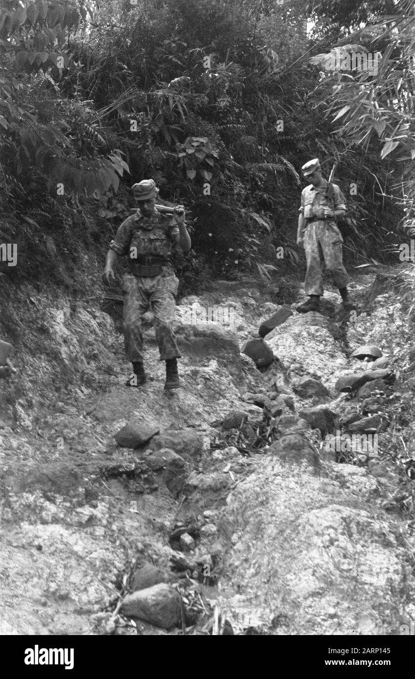 Mountain Patrol zwischen Tjikadjang und Boemboelang Zwei Mitglieder der Patrouille steigen mühsam über einen Rockpath Date ab: 16. Dezember 1947 Ort: Indonesien, Java, Niederländisch-Ostindien Stockfoto
