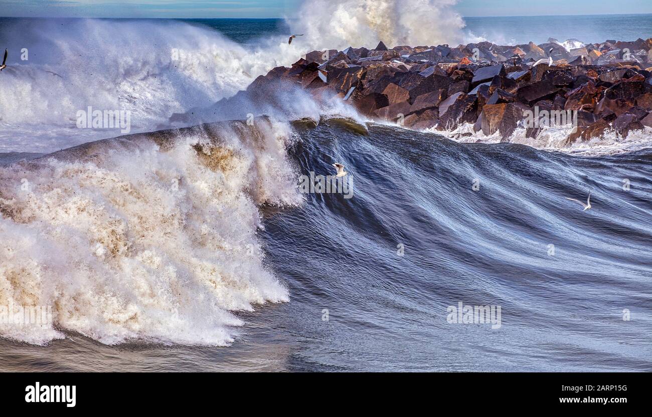 Große Wellen in Donostia city Stockfoto