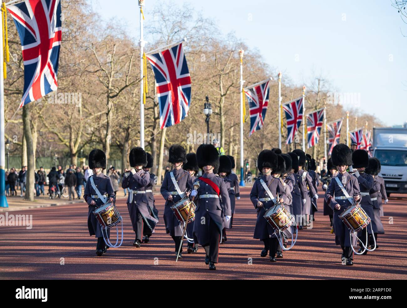 Truppen, die an der Änderung der Wachfeier teilnehmen, marschieren an den Flaggen der Union vorbei, die die Mall im Zentrum Londons sägen, vor dem Austritt Großbritanniens aus der Europäischen Union am Freitag. Stockfoto