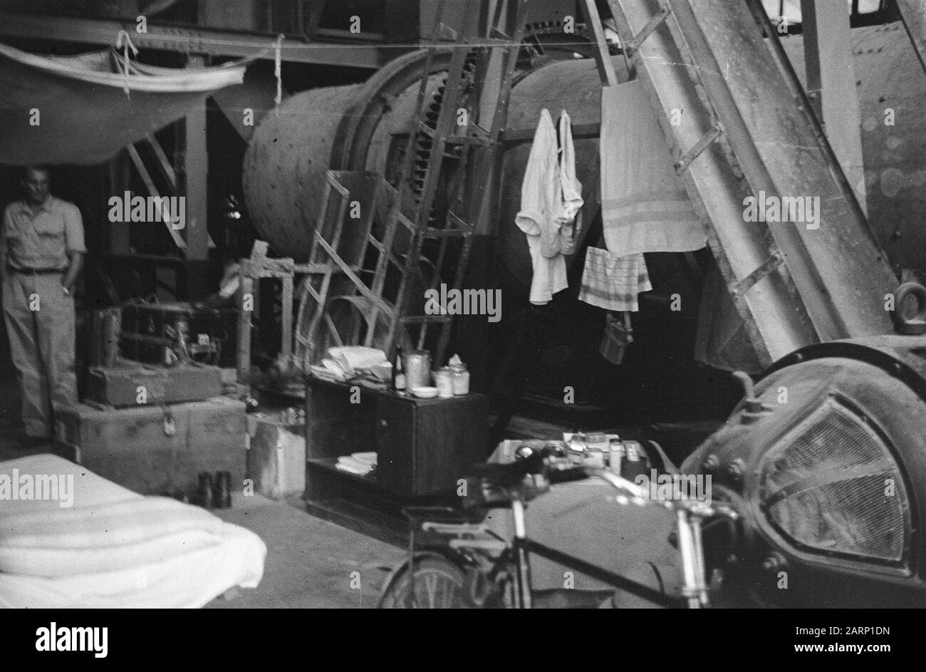 Republik: Dolok Simoembah, Prapat, Bidamanik, östlich von Pematang Siantar; Reinigungsaktionen an der Ostküste Sumatras Erholung. Auch an der Ostküste Sumatras wurde viel zerstört. Doch die Unternehmer, die in der Vergangenheit den Namen wahre Pioniere hatten, lassen sich nicht mehr davon wissen und arbeiten intensiv wieder. Es ist klar, dass die Bedingungen, unter denen die Unternehmen leben müssen, noch nicht einfach sind, da der Chef der Maschinenhalle eines Palmölunternehmens seine Domäne zwischen den Resten eines Generators gelagert hat. Aber der Aufbau geht weiter. Datum: 1. November 1947 Standort Stockfoto