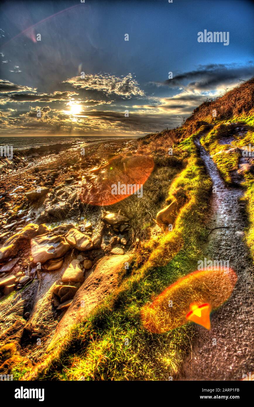Fife Coastal Path, Schottland. Künstlerische Silhouetten haben einen Blick auf den Küstenpfad Fife zwischen den Fife Dörfern Pittenweem und St Monans. Stockfoto