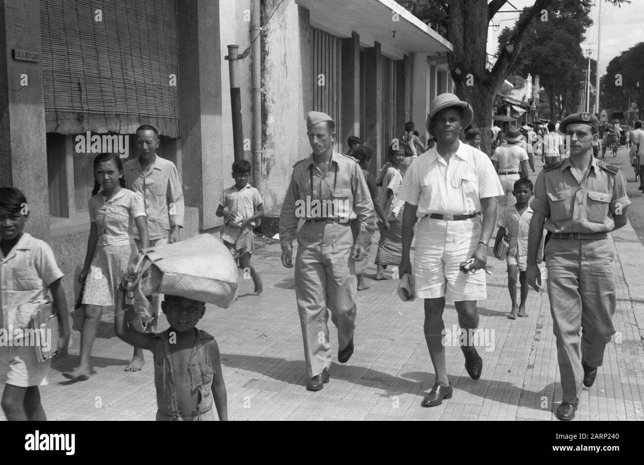 Besuchen Sie Oberst Julian in Indonesien Jokjakarta. Colonel Julian geht auf einer Einkaufsstraße entlang, die von zwei niederländischen Soldaten Annotation flankiert wird: Dem schwarzen amerikanischen Oberst b.d. Hubert F. Julian, ein ehemaliger Pilot mit dem Spitznamen Black Eagle besuchte Indonesien als Journalist. Er war heftig antikommunistisch und unterstützte die niederländische Haltung im Konflikt. Datum: Januar 1949 Standort: Indonesien, Niederländisch-Ostindien Stockfoto